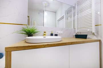 Przestronna nowoczesna łazienka w stylowym partamencie