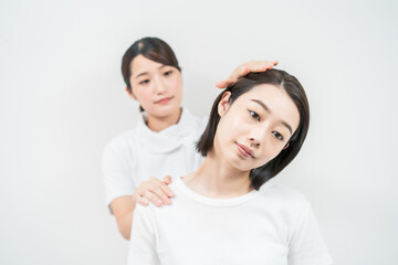 エステサロンでマッサージを受ける若い女性