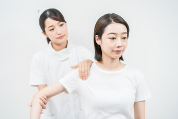 エステサロンでマッサージを受ける若い女性