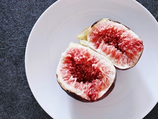 熟したイチジクの断面アップ