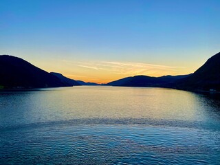 Malerischer Nordfjord am Abend, Norwegen