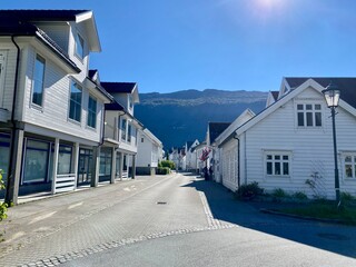 Weiße Holzhäuser in der Altstadt von Nordfjordeid, Norwegen