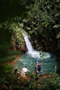 Rio y cascada las pailas del oso en Jamund&iacute;, Colombia