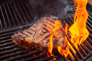 Barbecues dry aged Wagyu Porterhouse Steak vom Rind gegrillt als close-up auf einem Holzkohle Grill...