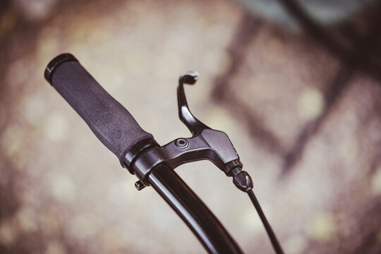 Grip and brake lever of the mountain bike