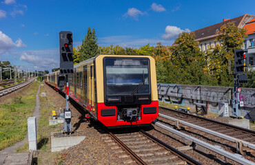 Berlin neue Berliner S-Bahn fährt aus der Innenstadt City  Richtung Schönefeld, Flughafen Zug...