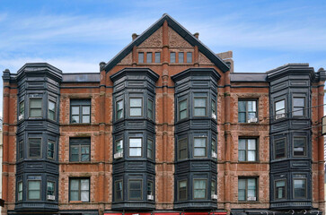 Fototapeta na wymiar Ornate old brownstone type apartment building, near Old Town neighborhood of Chicago