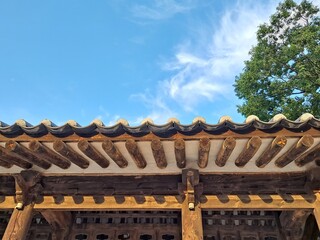 Fototapeta na wymiar Tiled roof and eaves of traditional Korean house Hanok