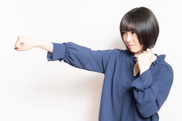 ボクシングのポーズをしている若い女性
