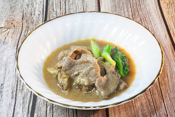  Noodles with Pork in Gravy Sauce (Rad-Na Moo)