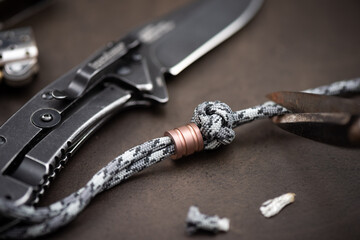 paracord lanyard on the knife