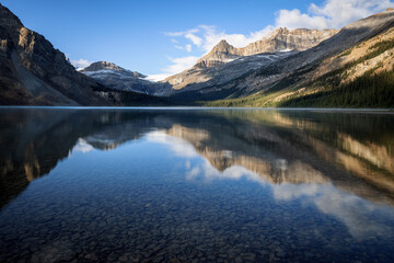 Fototapeta na wymiar Crispy morning at Lake Bow with beautiful reflections , Banff-Nationalpark, Alberta, Canada