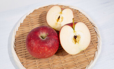 岩手県産の紅ロマン（りんごの高級品種）　「シナノレッド」に「さんさ」の交配種、日本