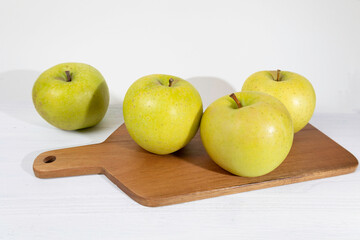 青森産のきおう（リンゴの品種名）酸味が弱め、黄緑～黄色