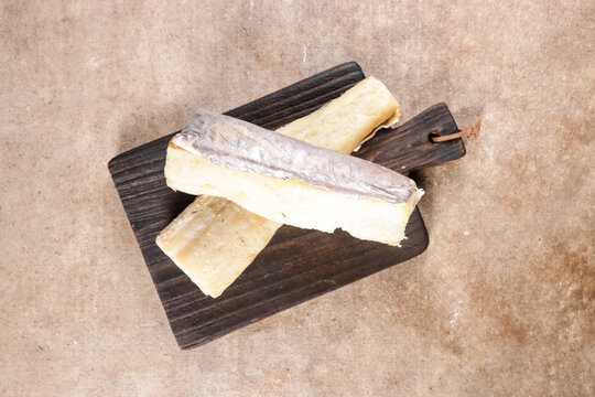 Jambal Roti is the ariidae or ariid catfish, which is usually processed as salted fish.