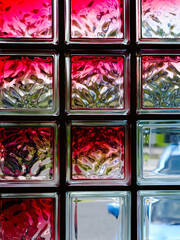赤いグラデーションの透明ガラスブロック