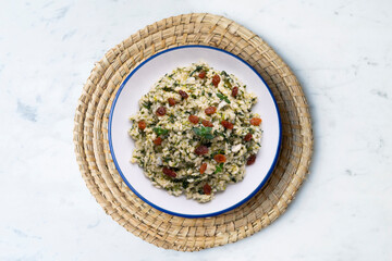 Rice with spinach and raisins. vegan recipe.