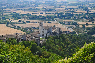 Fototapeta na wymiar Assisi, la Basilica di San Francesco di Assisi dalla Rocca Maggiore