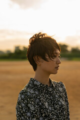 グラウンド 夕方 ショートヘアの女性