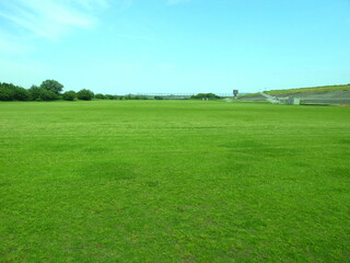 初夏の朝の江戸川河川敷のサッカー場風景
