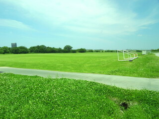 初夏の平日の江戸川河川敷のサッカー場風景 © smtd3