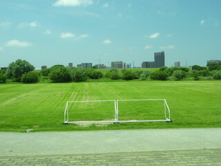 初夏のゴールポストのある江戸川河川敷のサッカー場風景