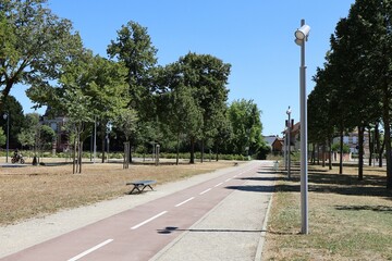 Voie pi&eacute;tonne, ville de Vitry le Fran&ccedil;ois, d&eacute;partement de la Marne, France