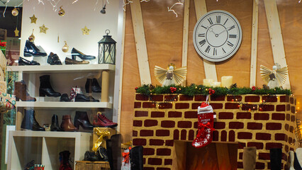 Vitrines de boutique, décorées à l'effigie de Noël