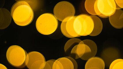 Effet de bokeh avec des décorations de Noël, dans une vitrine de boutique