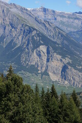 Dans les environs de Verbier avec un panorama sur les Alpes, la  vallée du Valais et le vignoble de Saillon (Suisse) - obrazy, fototapety, plakaty