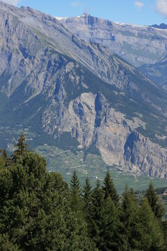 Dans les environs de Verbier avec un panorama sur les Alpes, la  vall&eacute;e du Valais et le vignoble de Saillon (Suisse)