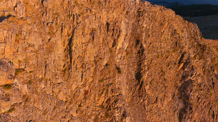Détail de la roche sous la lumière du lever de soleil, rock at sunrise