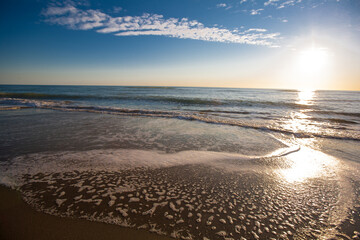 Obraz premium sunset on the sea beautiful waves