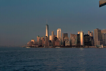 Naklejka premium Manhattan skyline al tramonto