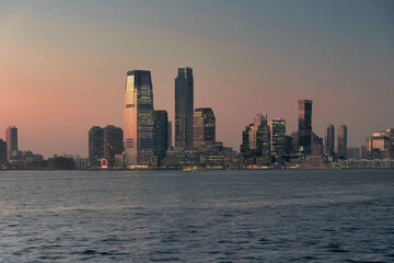 Fototapeta na wymiar Manhattan skyline al tramonto
