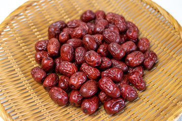 ザルに盛った乾燥ナツメ