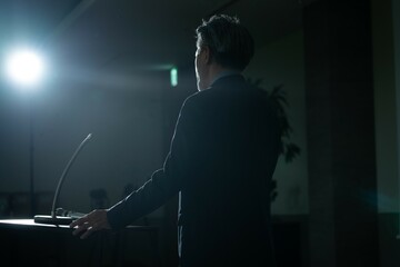 プレゼンをする日本人男性