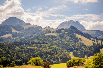 Vue sur les Alpes Suisse depuis la cité Médiévale de Gruyères