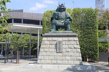甲府駅前の武田信玄公像