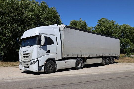 Camion poids lourd avec une semi remorque b&acirc;ch&eacute;e, ville de Vitry le Fran&ccedil;ois, d&eacute;partement de la Marne, France