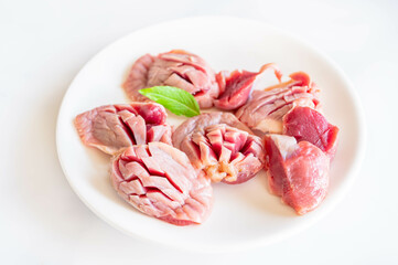 切れ目を入れた砂肝　下ごしらえ