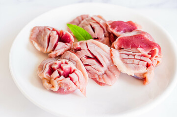 切れ目を入れた砂肝　下ごしらえ