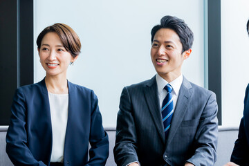 スーツを着た日本人男女