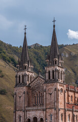 Basílica Santa María la real de Covadonga, Asturias, España. Fotografía vertical con copy space.
