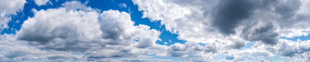 Obraz premium Panoramic view of blue sky with fluffy clouds