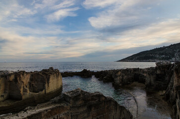 L'insenatura naturale di Marina Serra in Salento vicino al borgo di Tricase con un cielo nuvoloso