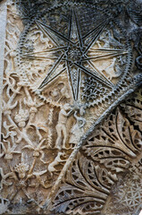 Un dettaglio dei bassorilievi in pietra leccese sulla facciata della Chiesa madre di san Nicola a Corigliano d'Otranto