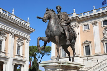 Obraz premium Bronze statue of monarch. Beautiful piazza Campidoglio in Rome.