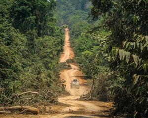 Carro percorrendo trecho sem pavimentação da Transamazônica (BR-230) no período seco, quando...