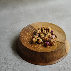 木製のトレイとバラのドライフラワー